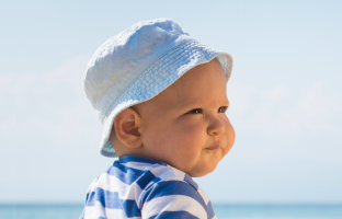 Как выбрать летнюю шапку ребенку и нужна ли она летом?
